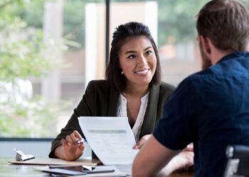 What is the role of an insurance broker? - Simply Academy